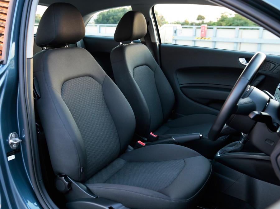 Интерьер Audi A1 TFSI (8X) 2015 года  (JP) (фото 9 из 11)